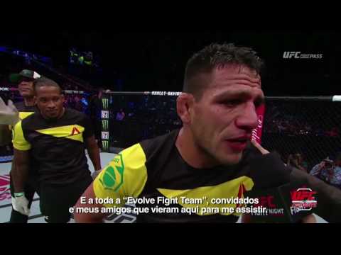 UFC Singapura: Entrevista no octógono com Rafael dos Anjos