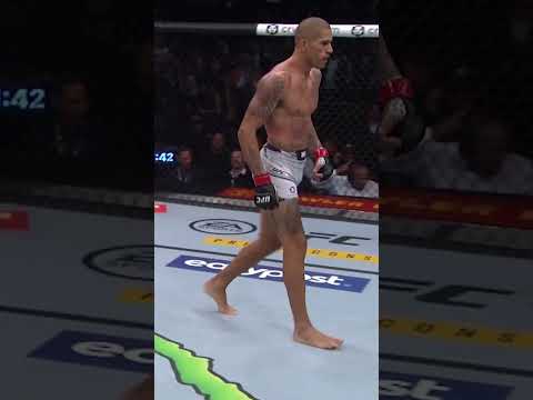 Alex Pereira's WILD Flying Knee KO!! 🤯